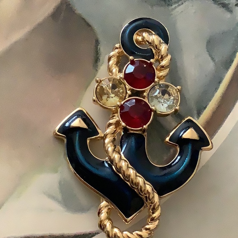 *RARE* VINTAGE “TRIFARI TM” ANCHOR ROPE ENAMEL RHINESTONE & GLASS BROOCH Signed - Picture 5 of 7